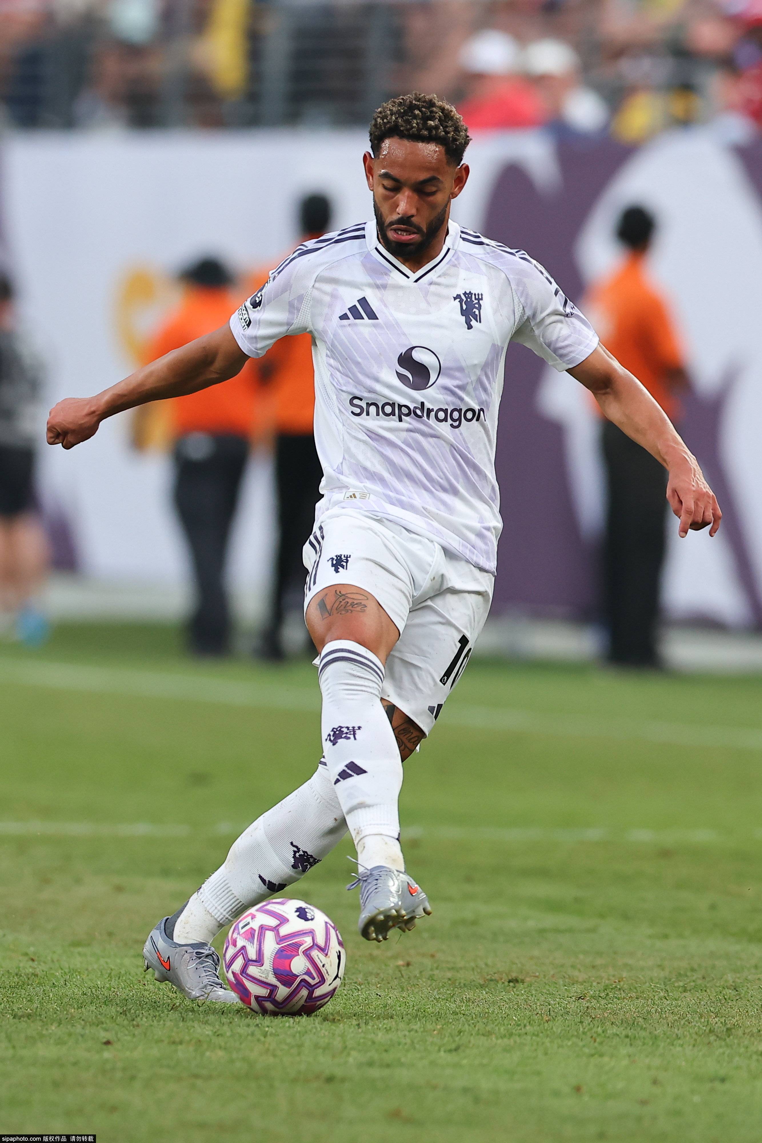 曼联中场新星科比·梅努：18岁天才再现突破，未来可期